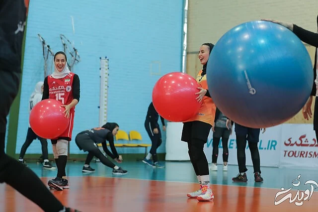 تصاویری عجیب از والیبال زنان/ تیم ملی رنگارنگ شد!